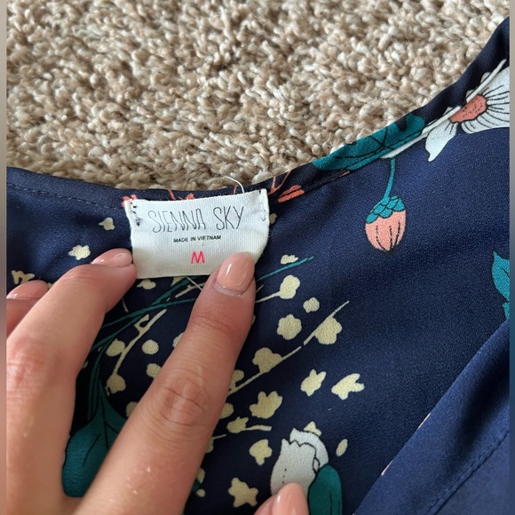 Women’s blouse - Picture 2 of 2